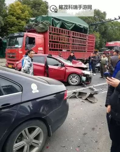 最新车祸现场：惨烈冲突引发交通大堵塞图1