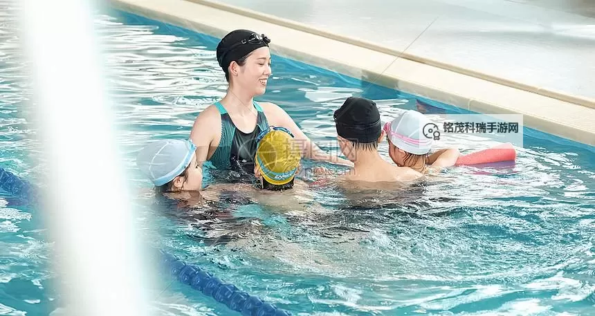 游泳馆里的两个教练孟月月：夏日里的专业指导与温馨教学图1