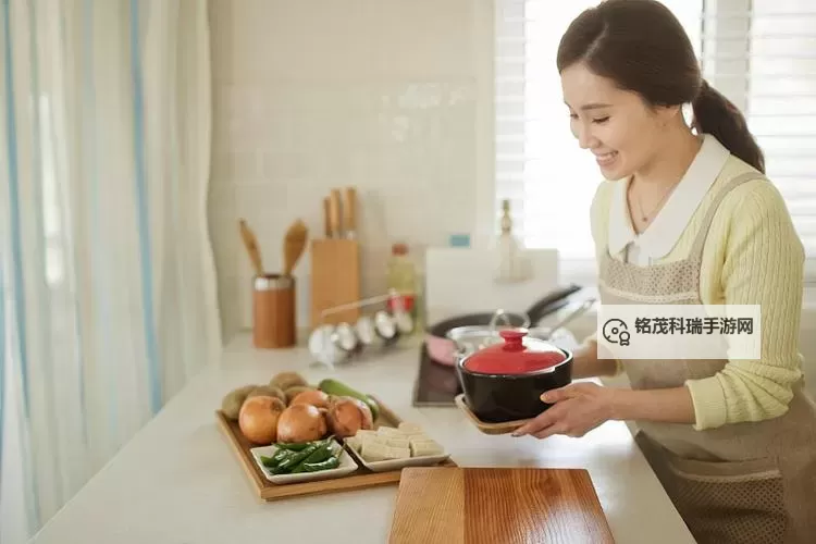 中午妈妈在厨房做饭的温馨时光图1