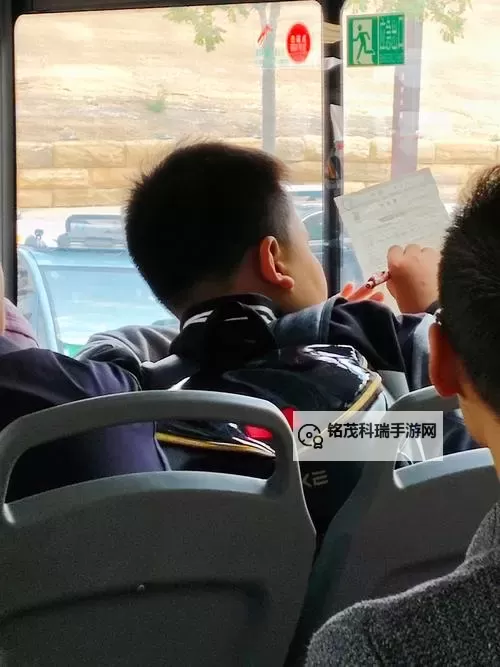 在公交车上破了两个六年级小学生的趣事分享图1