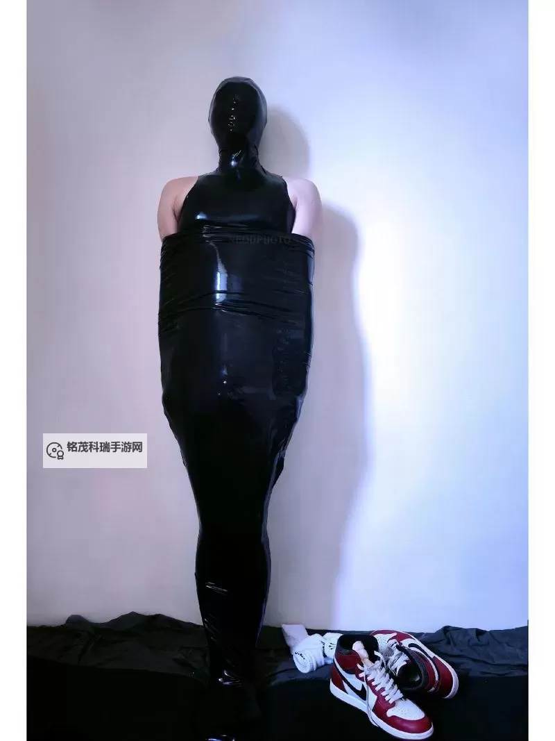 乳胶束缚调教:探索感官与心灵的极致体验图1