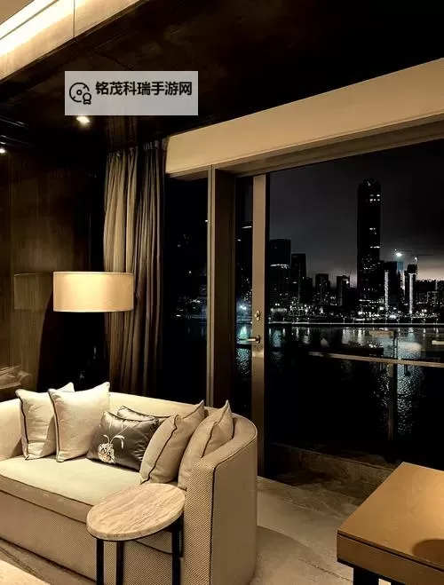 在酒店落地玻璃窗前做的浪漫时光：享受都市的静谧与奢华图1