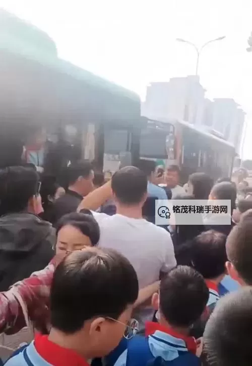 在公交车上破了两个六年级小学生:意外中的成长与欢笑图1