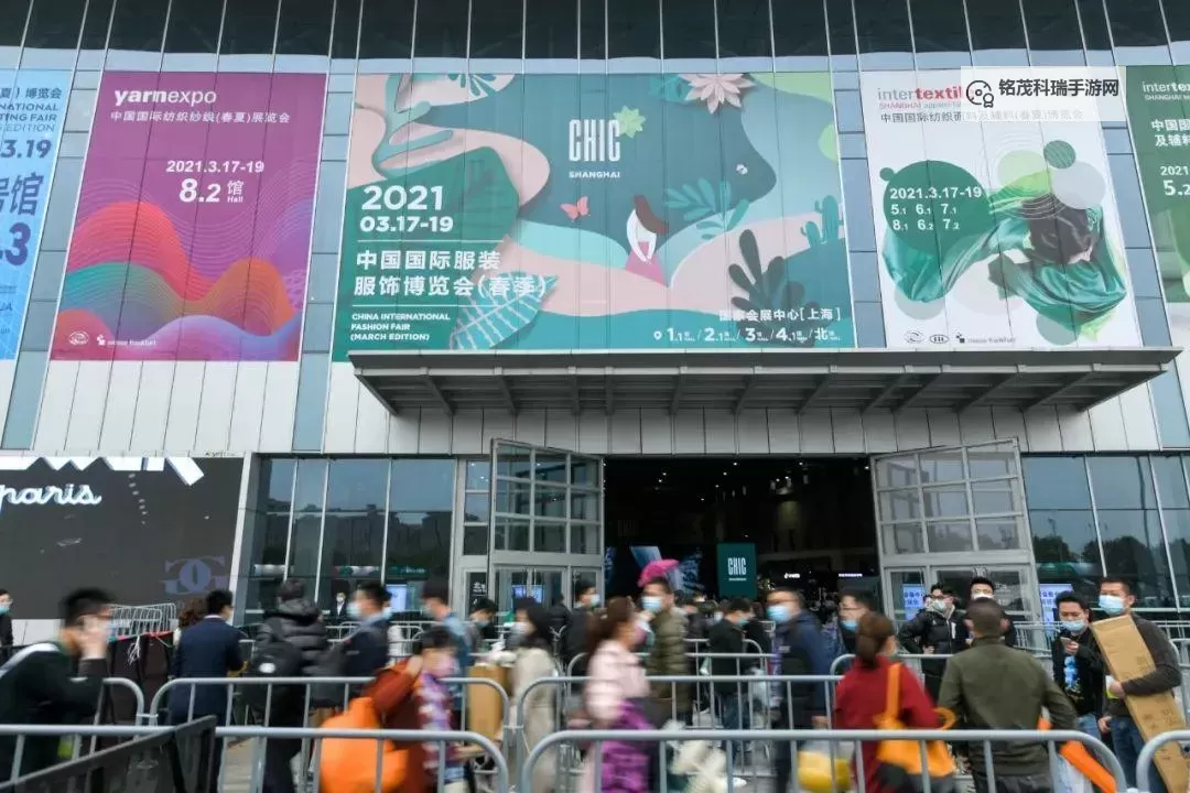 赵欣丝绸走秀盛典：传统与现代的完美融合图1