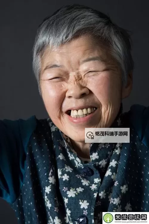 中国老太婆坚守农村传统，展现时代变迁中的温暖力量图1