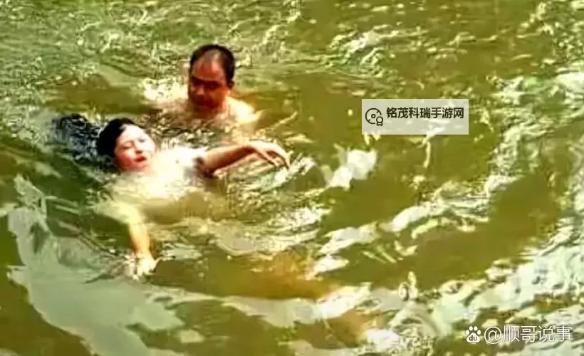 岳洗澡故意给我看：那一幕难以忘怀的瞬间图1