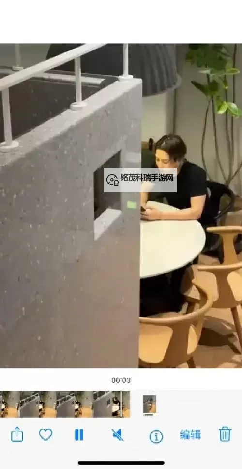 坐着吃饭，下边是连着的——细节中的生活温情图1