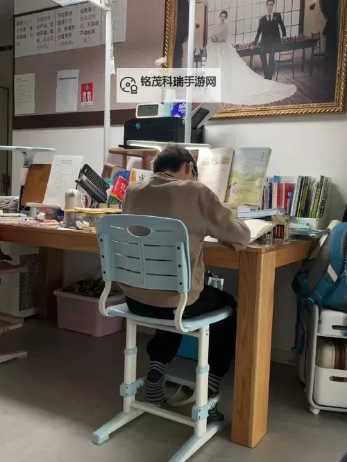 坚持不懈:坐在硬邦邦的东西上面写作业的坚持与成长图1