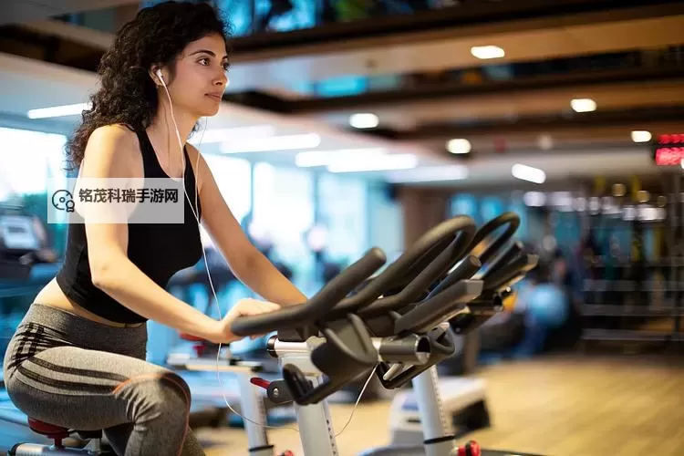 坚持不懈，在健身器材上做了起来迎来健康新生活图1