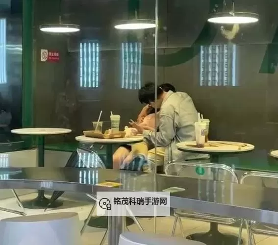 偷拍奶茶店厕所美女嘘嘘事件引发热议图1