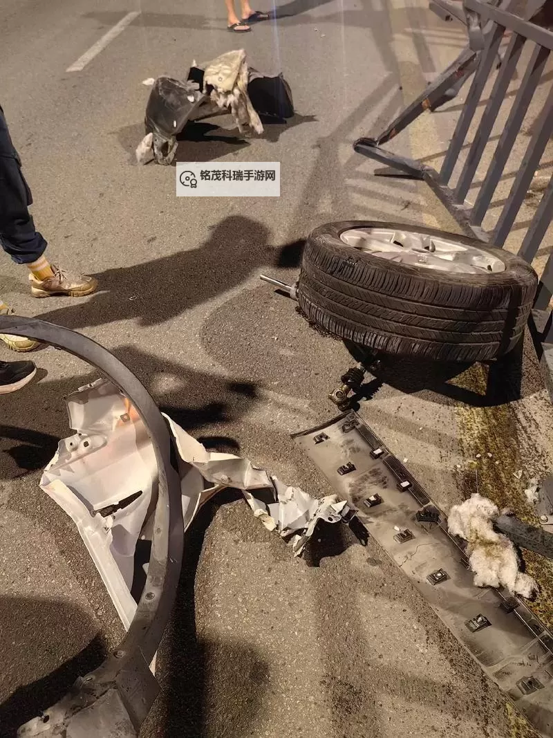 在车里缓慢而有力的撞着：午夜的激情碰撞图1