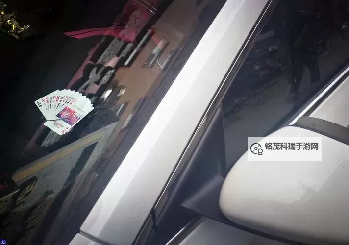 在车内扑克又疼又叫：一次难忘的趣味体验图1