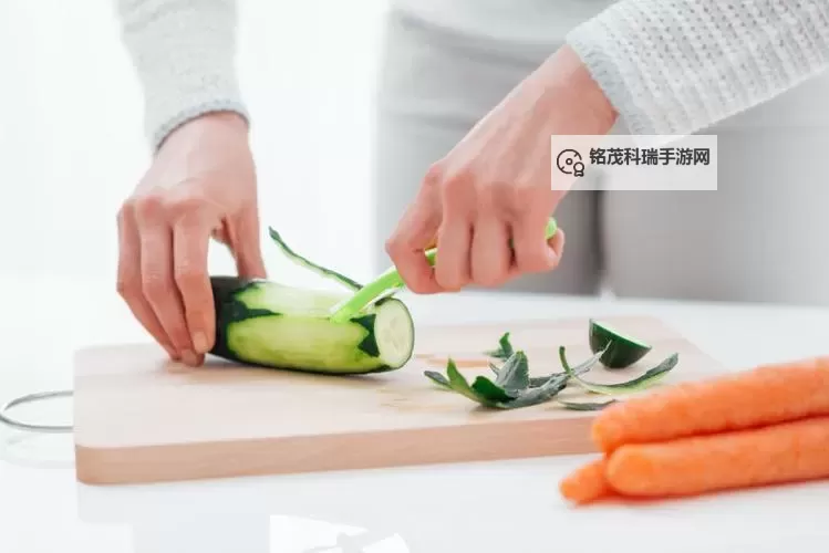 用黄瓜自愈的时候要削皮吗：美容养颜还是营养损失？图1