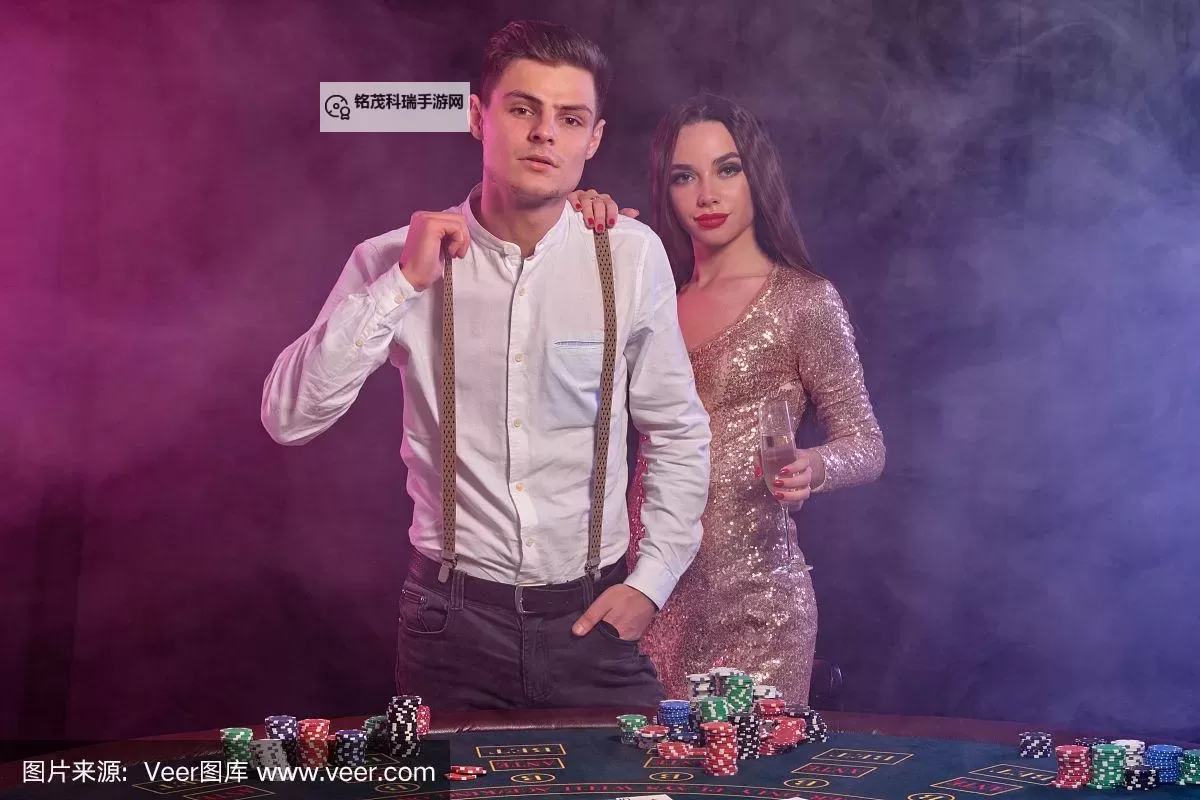 一个男的和一个女的在打扑克免费看：悠闲时光的温馨瞬间图1