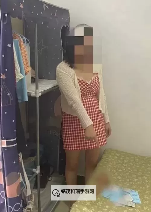 黄 色 网 女：虚拟世界中的光影与诱惑图1