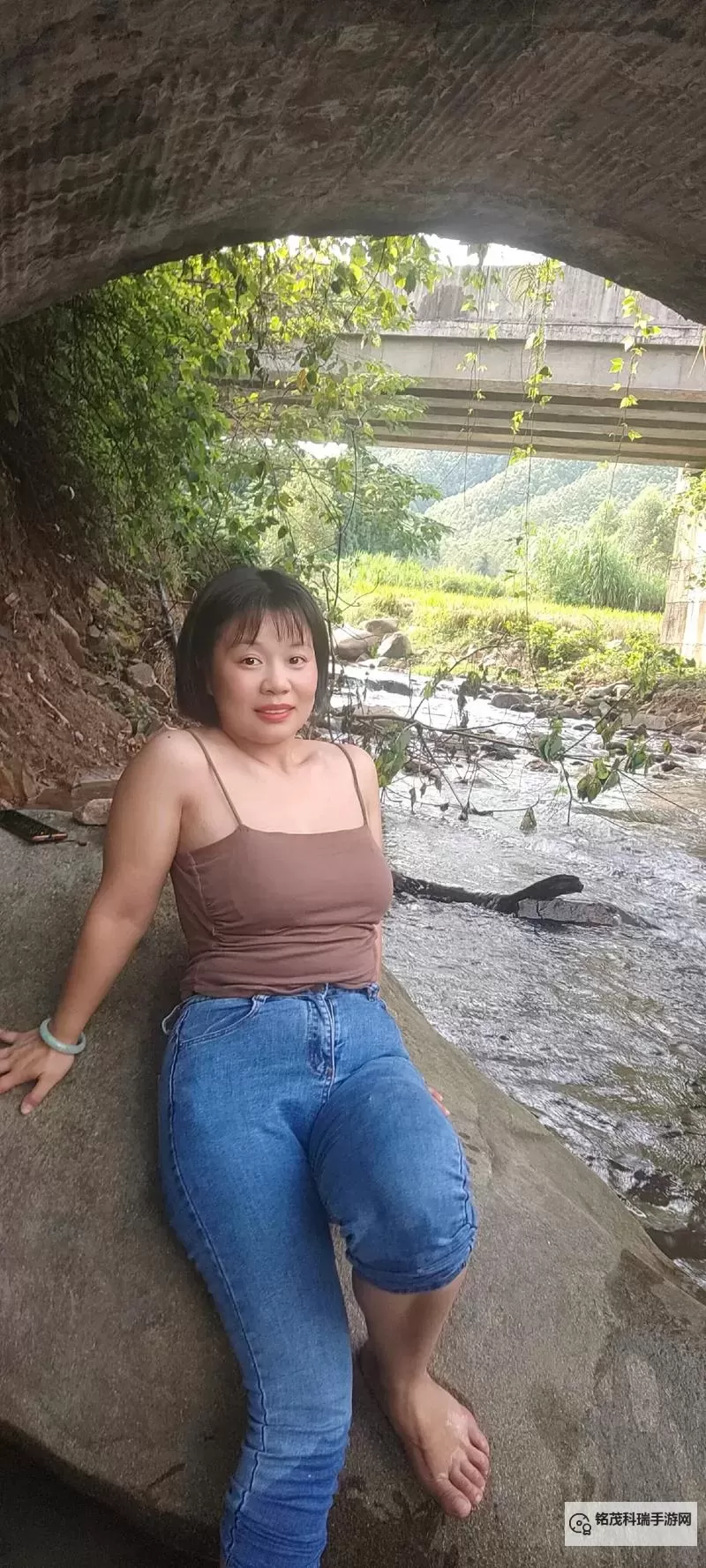 夏日街角的温暖日常：胖女热久久wwww的笑声与成长图1